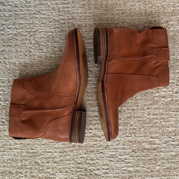 NWT Vince Camuto Ruty Leather Flat Ankle Boot Tan 9M - Picture 2 of 7